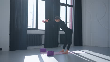 mujer practicando yoga en un estudio