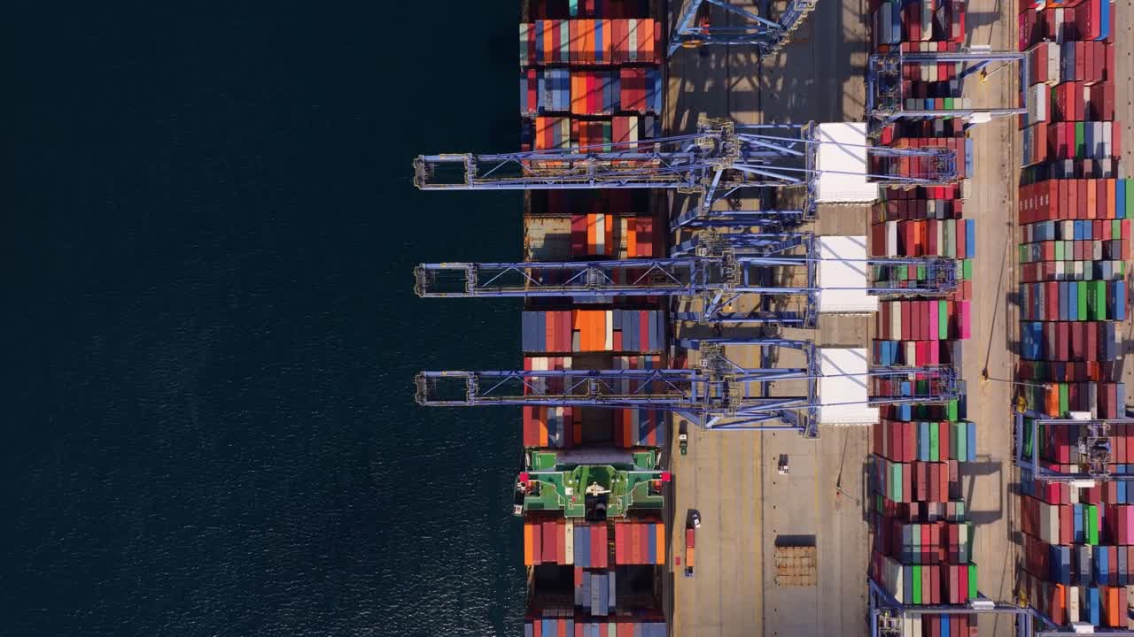 Fragtskibe fortøjet ved siden af kraner og en containerplads i Athen