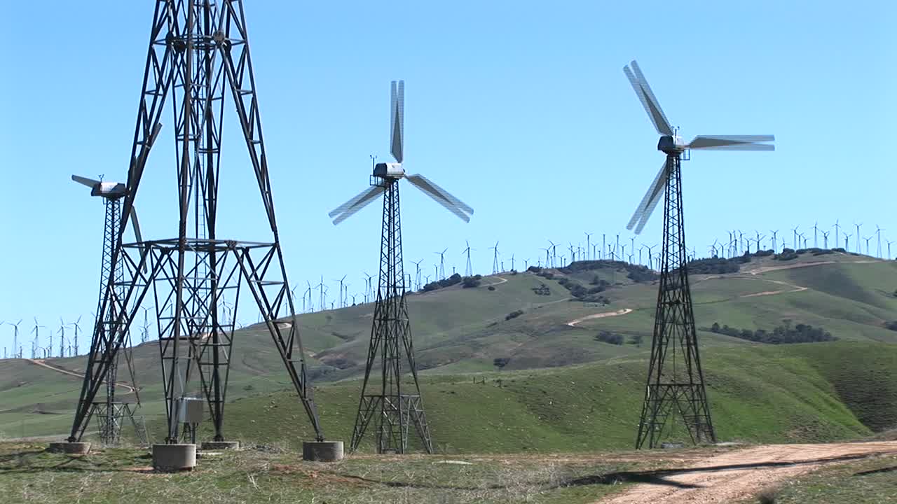 plano medio de cuatro turbinas eólicas que generan energía en tehachapi california