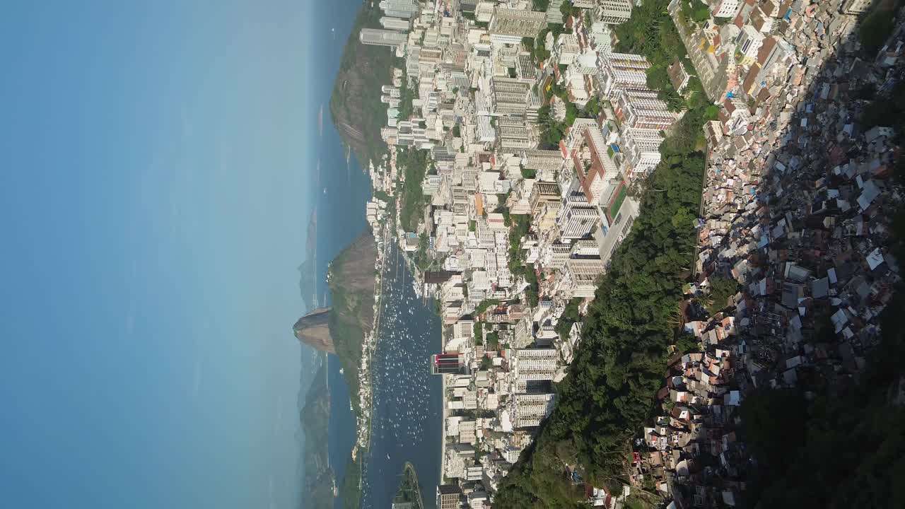 Paesaggio urbano di Rio de Janeiro, Brasile in una soleggiata giornata estiva, ripresa aerea verticale.