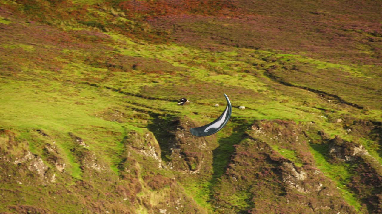 경치 좋은 산악 풍경 위 에 패러글라이딩 을 하는 것