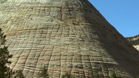 位於猶他州西昂國家公園地質保護區 (zion national park geological reserve) 的令人印象深刻的地形