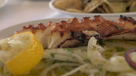 un plato con pulpo frito