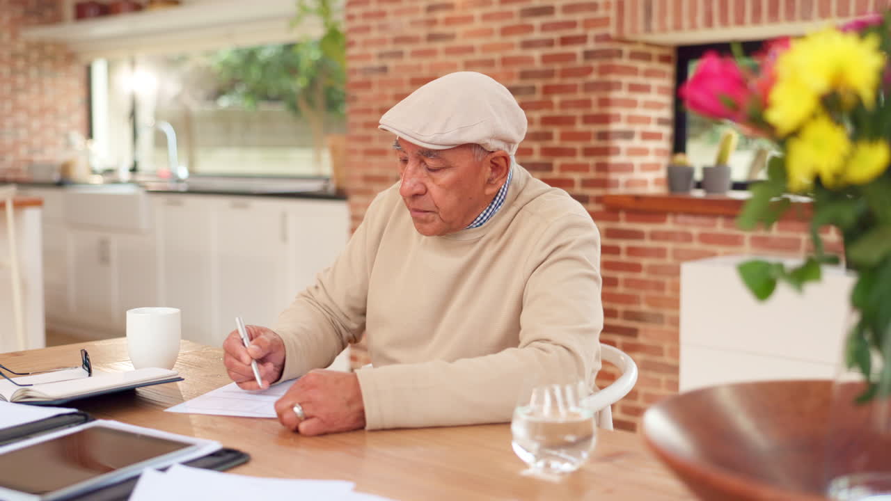 집에서 일하는 노인