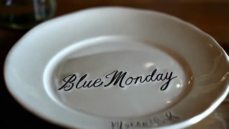 placa blanca con la inscripción del lunes azul