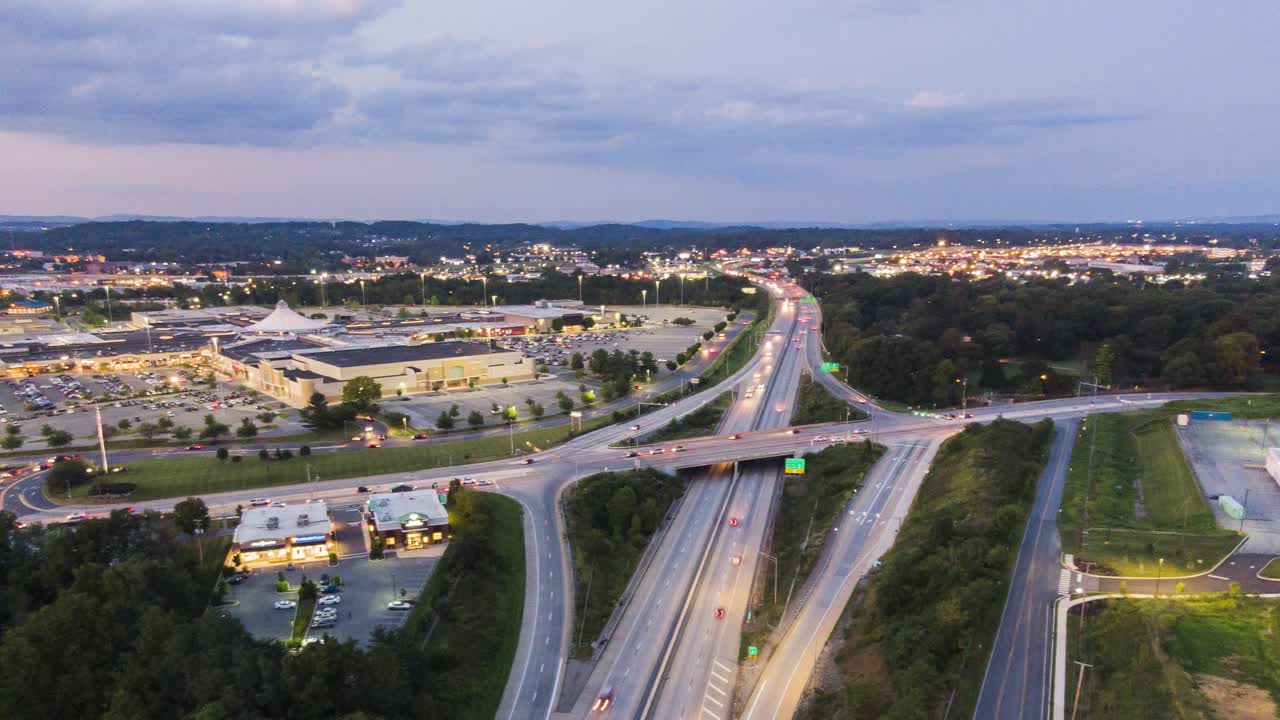 timelapse de hiperlapso de drones aéreos, ruta 30 autopista en lancaster, pennsylvania con centro comercial y parque a la vista