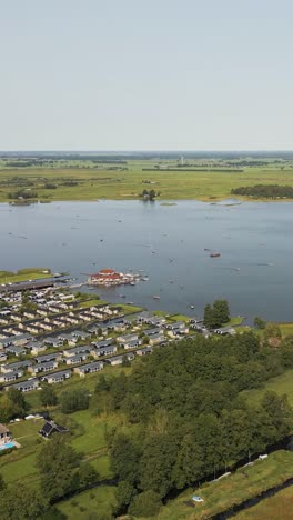 vista aérea del complejo frente al lago con cabañas