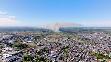 Vista-Aérea-De-Incendios-Forestales-Distantes-En-La-Ciudad-Chilena-De-Puerto-Montt-Con-Grandes-Columnas-De-Humo-Que-Se-Elevan-En-El-Aire