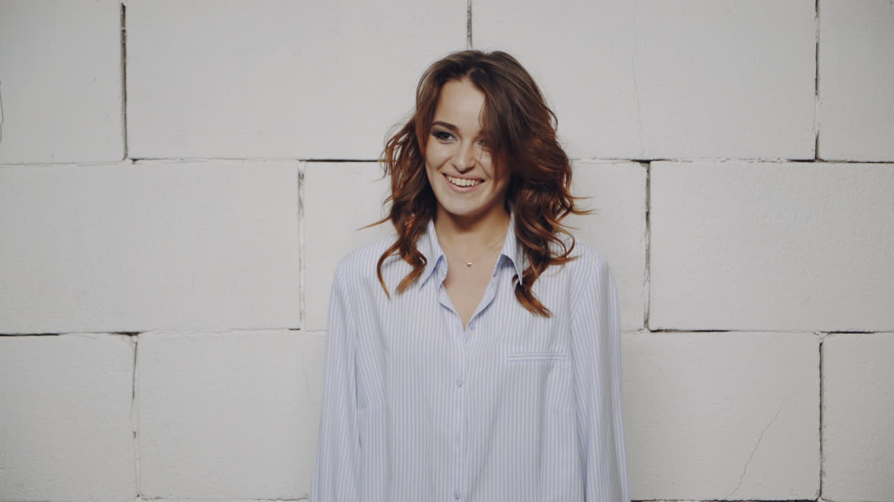 Donna felice con una camicia azzurra