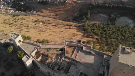 Castillo-De-Jaen,-España-Castillo-De-Jaen-Volando-Y-Tomas-Terrestres-Desde-Este-Castillo-Medieval-En-La-Tarde-De-Verano,-Tambien-Muestra-La-Ciudad-De-Jaen-Hecha-Con-Un-Drone-Y-Una-Camara-De-Accion-A-4k-24fps-Usando-Filtros-Nd