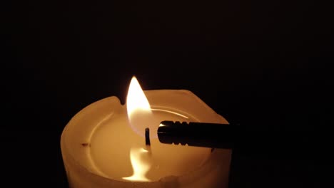 encendiendo una vela por la esperanza