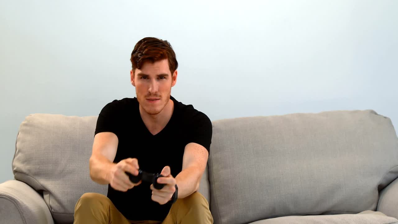 소파 4k에서 조이스틱 게임을 하는 남자