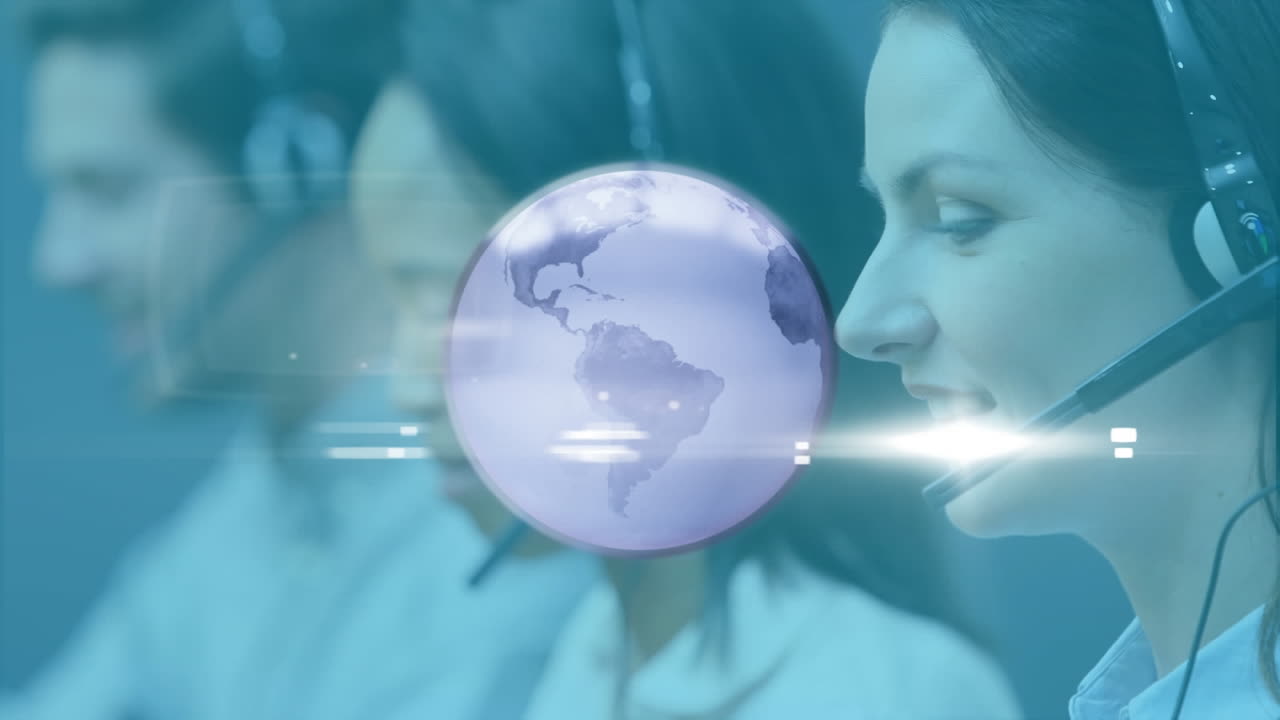 사무실에서 일하는 전화 헤드 ⁇ 을 착용한 백인 여성 고객 서비스 임원