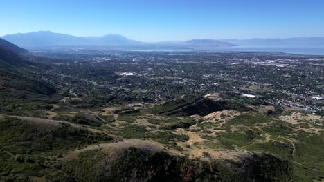 antena giratoria de las ciudades de provo y orem, vista panorámica del valle de utah