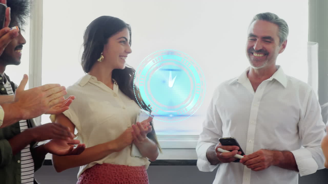 animación de reloj moviéndose sobre felices diversos colegas de negocios masculinos y femeninos en la oficina