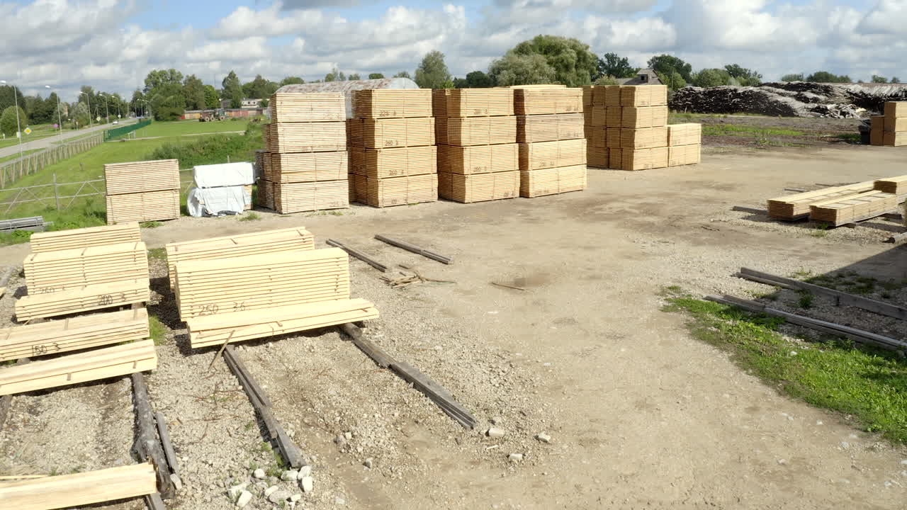 다양한 크기의 나무 판자 스택 위의 드론 비행