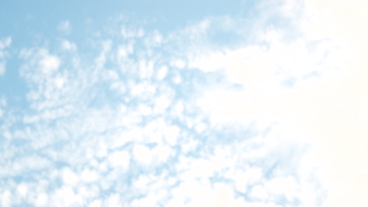 ángulo bajo de un hombre en forma y activo saltando