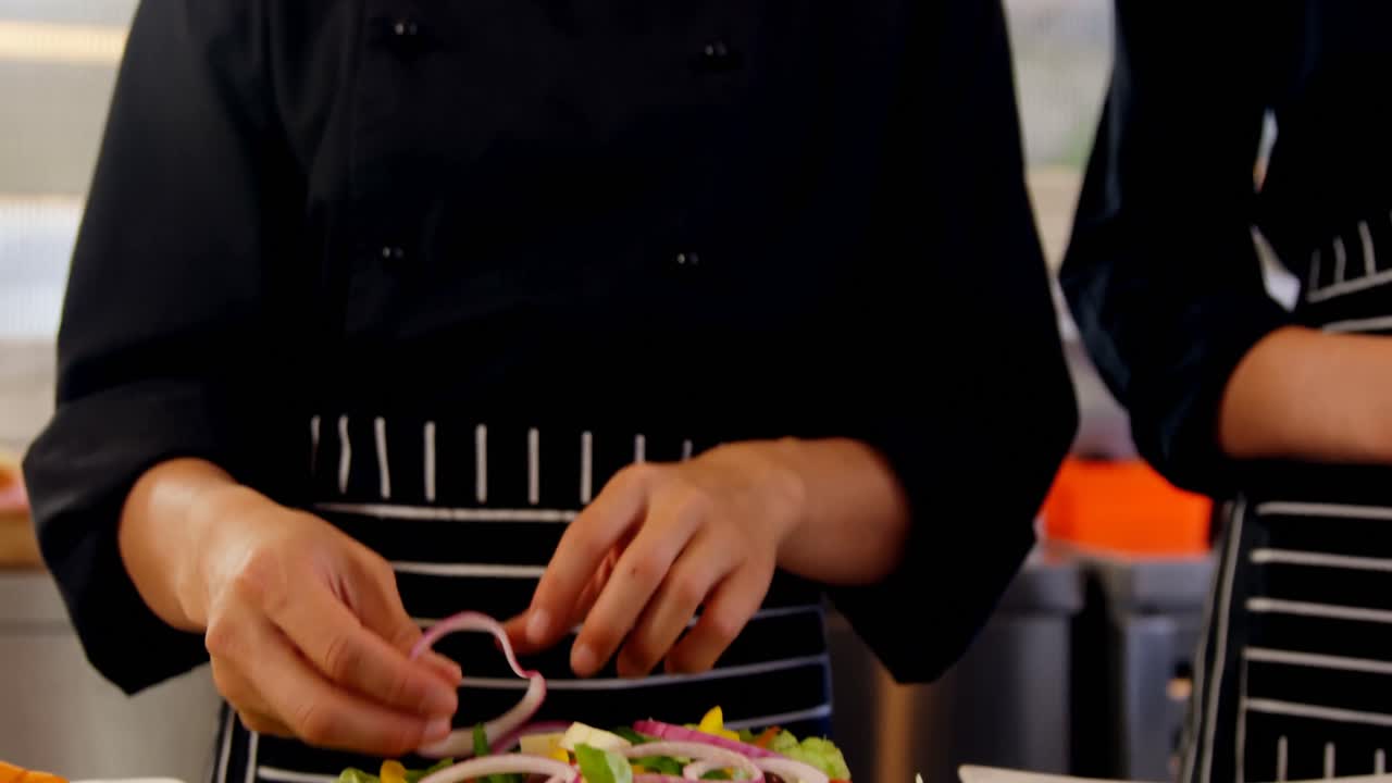 hermoso chef preparando ensalada 4k