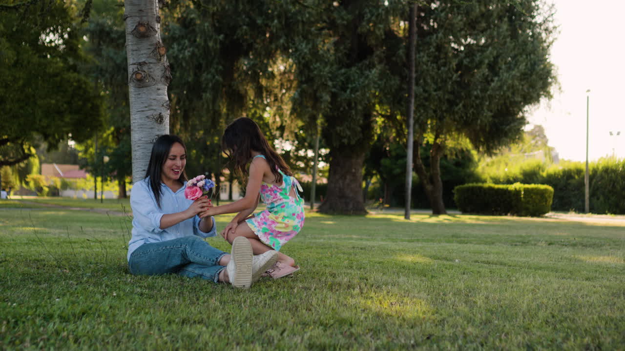 persona caminando en el bosque