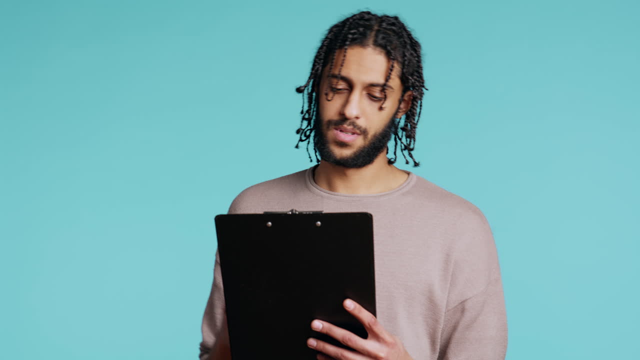 orador público leyendo de los archivos del portapapeles, fondo del estudio