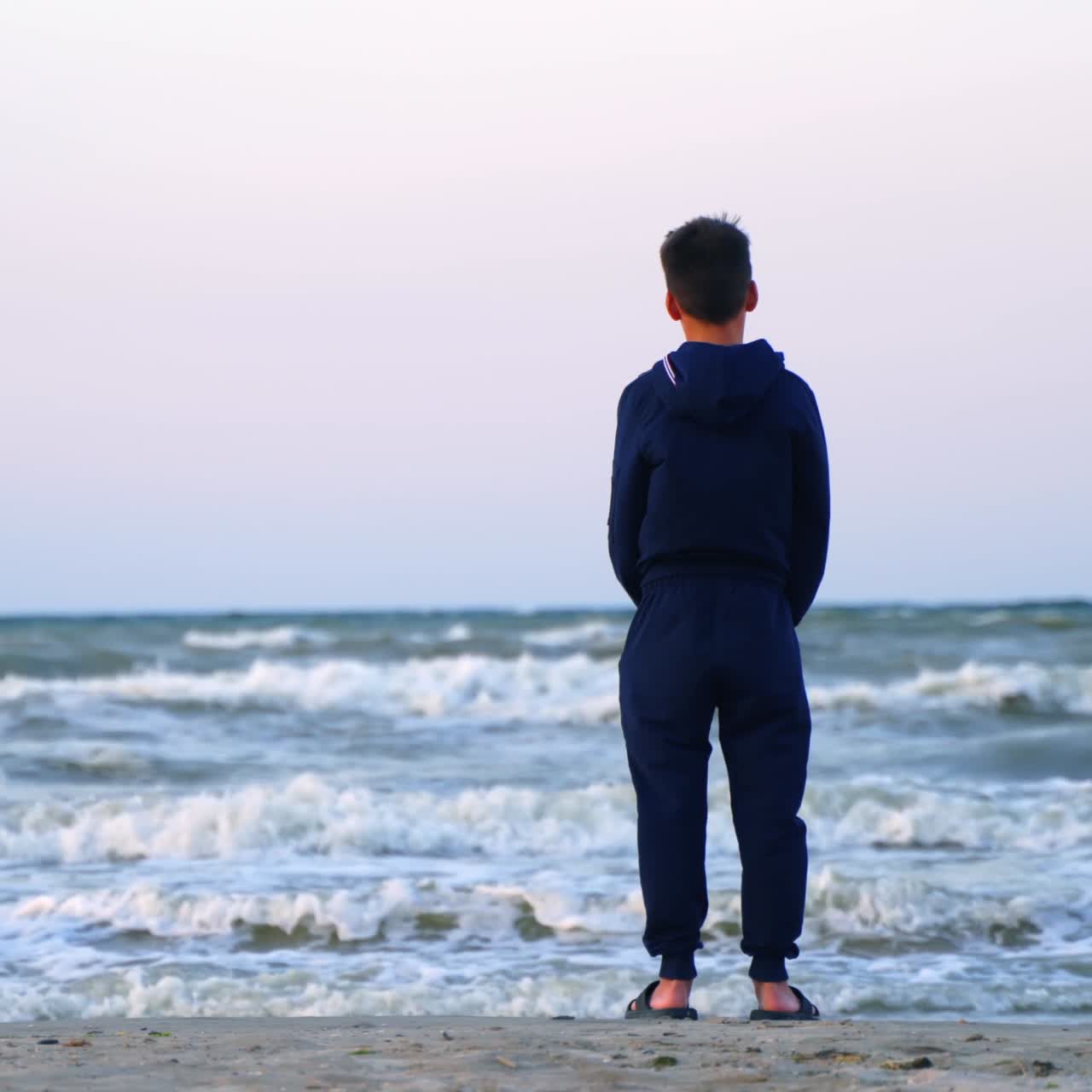 해변에 서 있는 소년