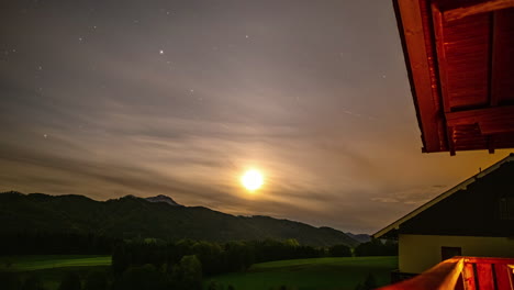 Zeitraffer-Des-Monduntergangs,-Während-Sich-Die-Sterne-An-Einem-Bewölkten-Abend-über-Den-Himmel-Bewegen