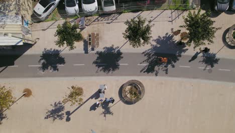 gente divirtiéndose bajo el sol en el parque hamesila - barrio neve tzedek tel aviv - vista de arriba hacia abajo