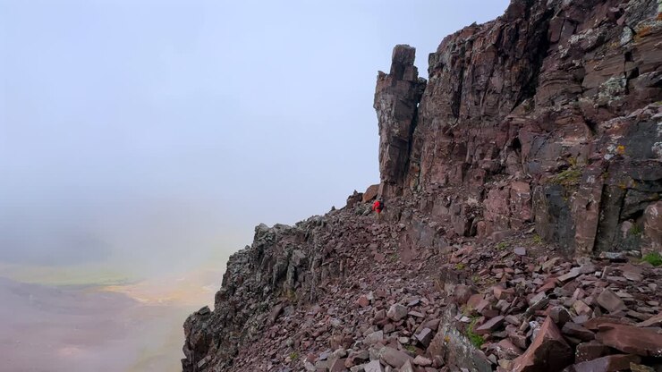 Formazione rocciosa di un robot sul retro, sentiero escursionistico di Maroon Peak che scende per un quattordicimila, terreno montuoso accidentato, Bells Wilderness, nuvole estive del Colorado, nebbia fitta, movimento, Aspen Snowmass, Elk Range, Montagne Rocciose