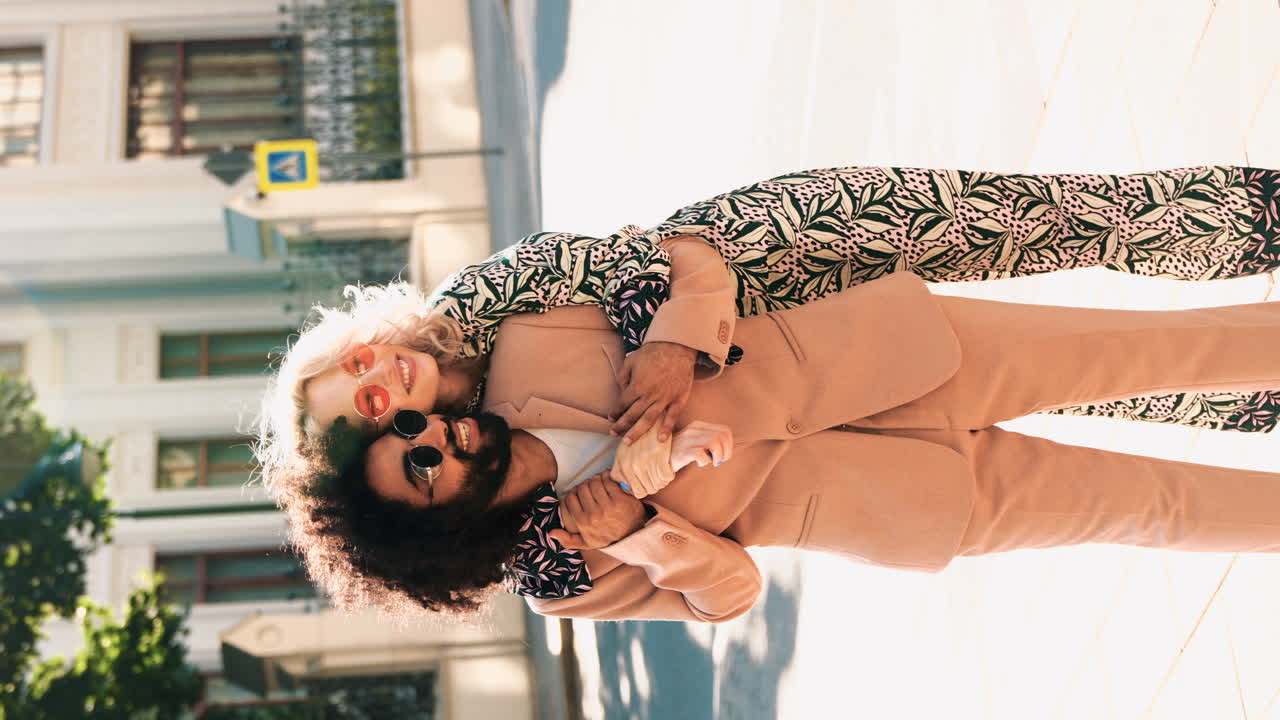 pareja en trajes elegantes en las calles de la ciudad