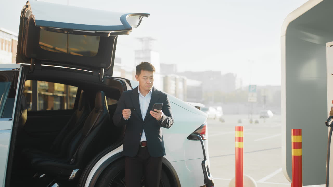 hombre de negocios cargando su vehículo eléctrico
