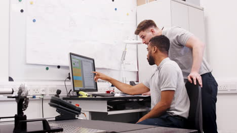 dos ingenieros masculinos utilizan la máquina de medición de coordenadas cmm en la fábrica