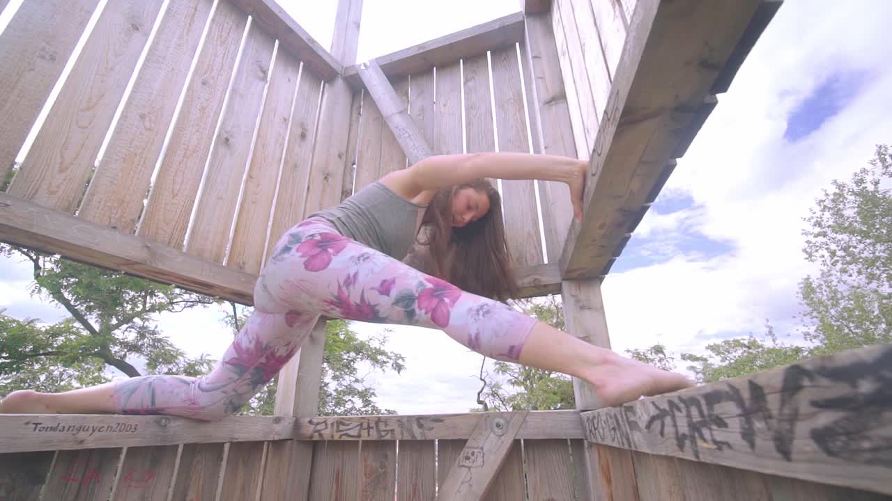 화창한 날에 야외에서 분할 하 고 아름 다운 여자