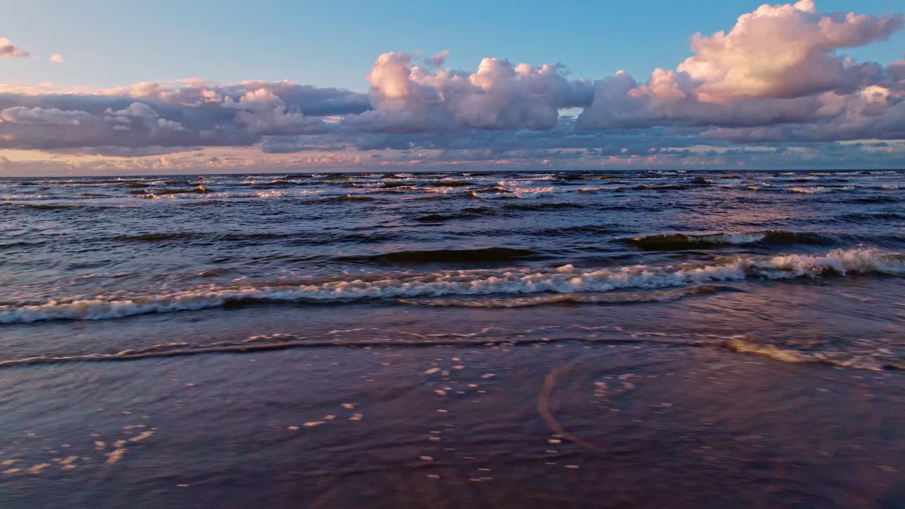 Vista aerea della costa del Mar Baltico in Lettonia durante il tramonto