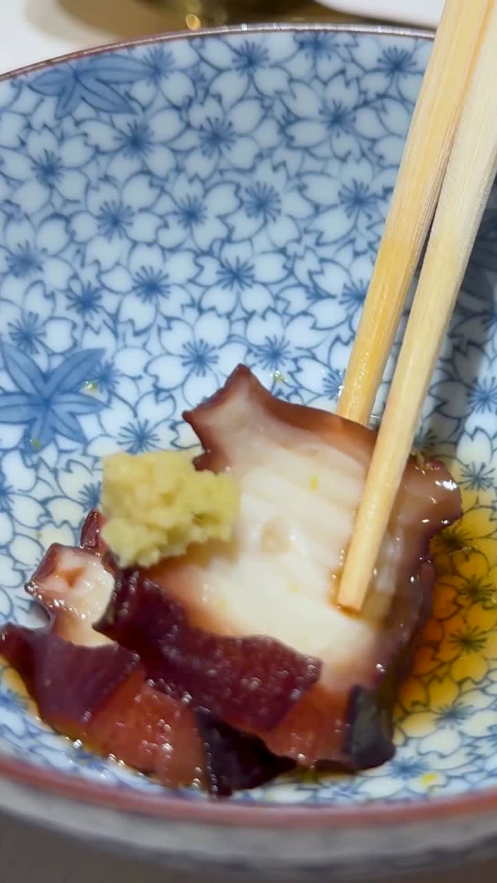 palillos para comer que manejan calamares en un cuenco con patrón