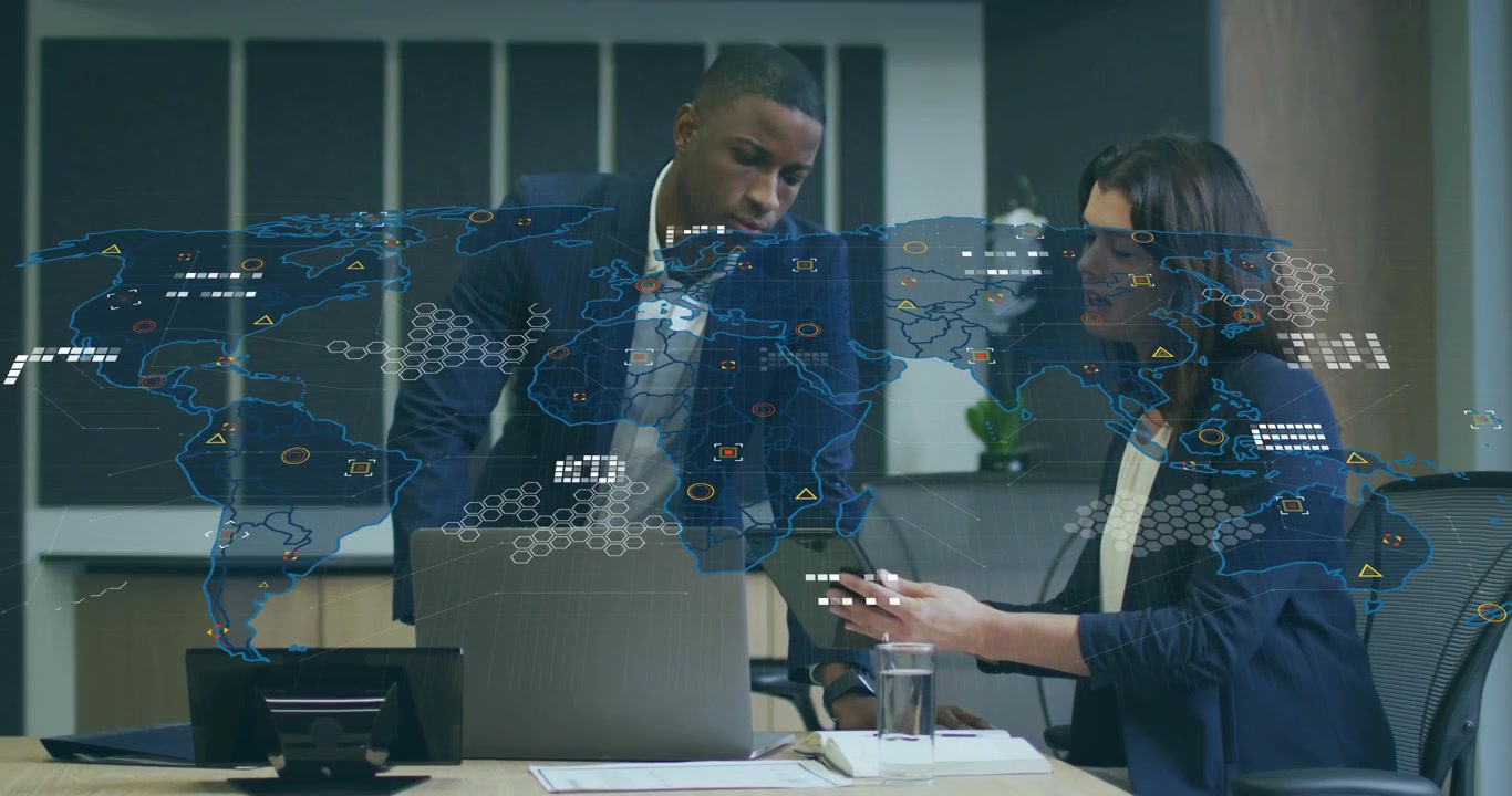 Affärsproffs som samarbetar kring global strategi med digital dataöverlagring