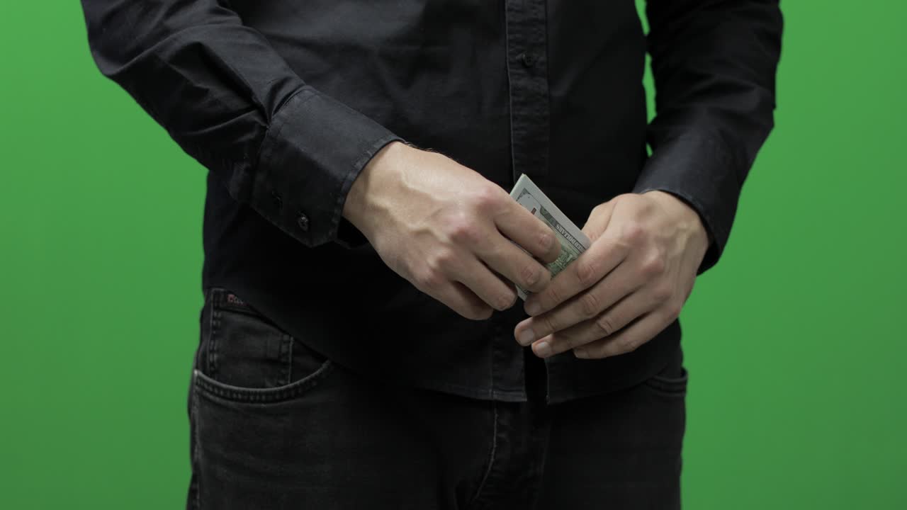 el concepto de pago. la mano del hombre sostiene dinero en efectivo. billetes de dólar