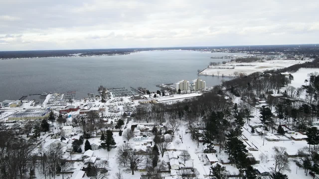 흐린 겨울날 머스키건 호수로 가는 트럭