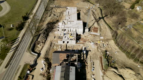 antena de arriba hacia abajo sobre un sitio de construcción vacío en un día soleado