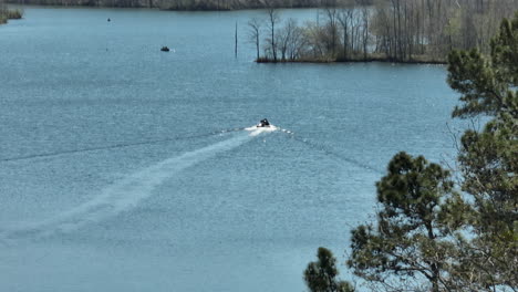 Boating-At-The-Calm-Waters-Of-Glenn-Springs-Lake-With-Lush-Forest-In-ennessee,-USA