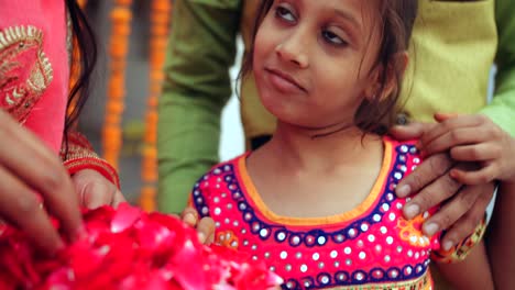 los padres jóvenes con la hija celebran decoran para el festival de diwali