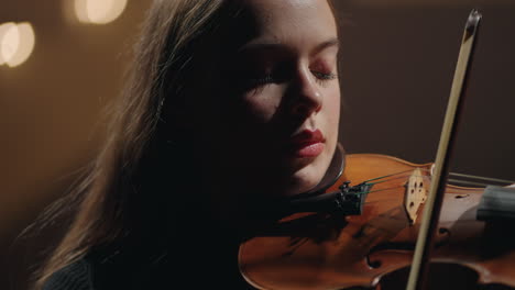 Una-Mujer-Bastante-Caucásica-Está-Tocando-El-Violín-En-El-Salón-De-Música.-Retrato-En-Primer-Plano-De-Una-Violinista.