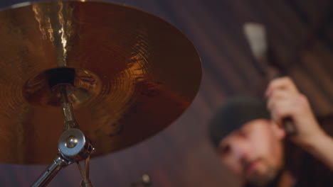 músico toca la batería actuando con una banda de rock folk