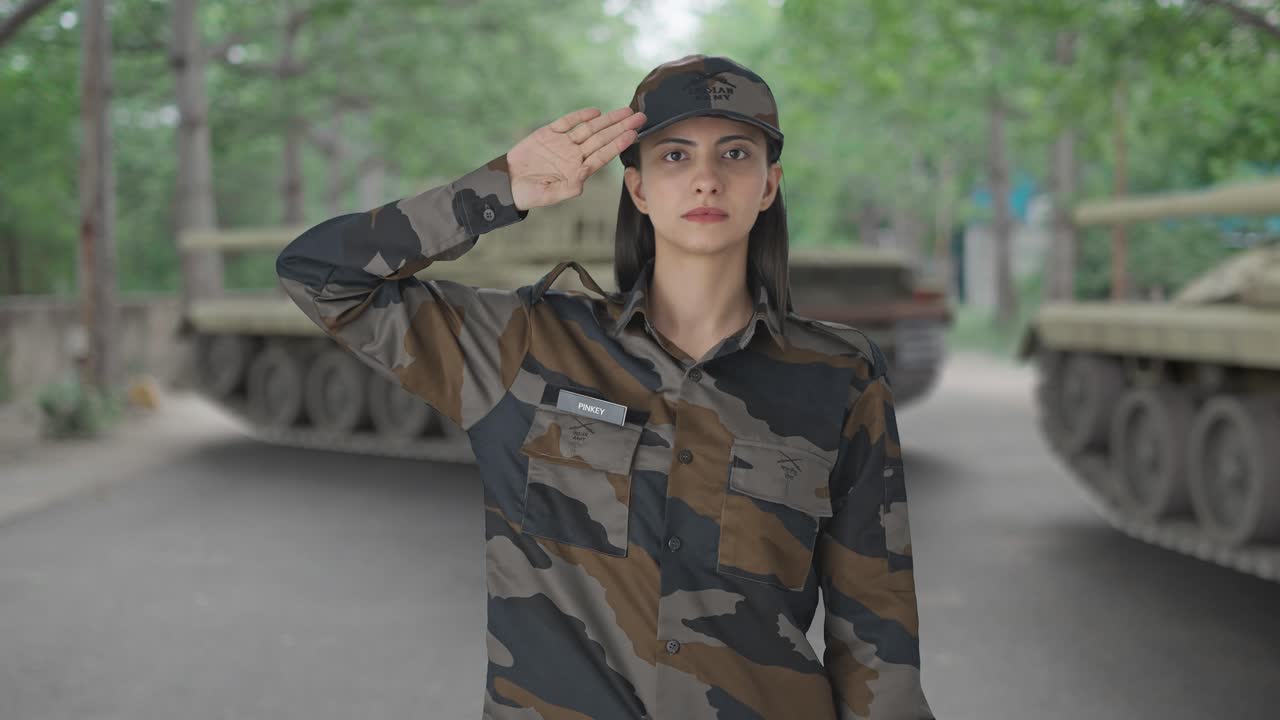Fiera ufficiale donna dell'esercito indiano che saluta