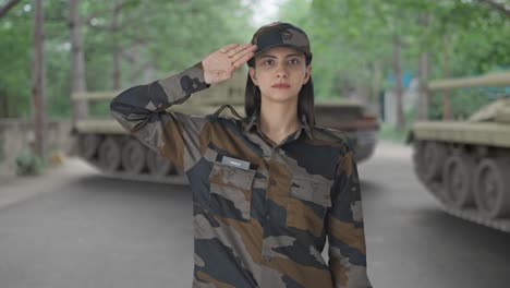 orgullosa mujer india oficial del ejército saludando