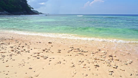 Leerer-Tropischer-Strand-Mit-Ruhigen-Wellen,-Die-An-Sonnigen-Tagen-Das-Ufer-Erreichen