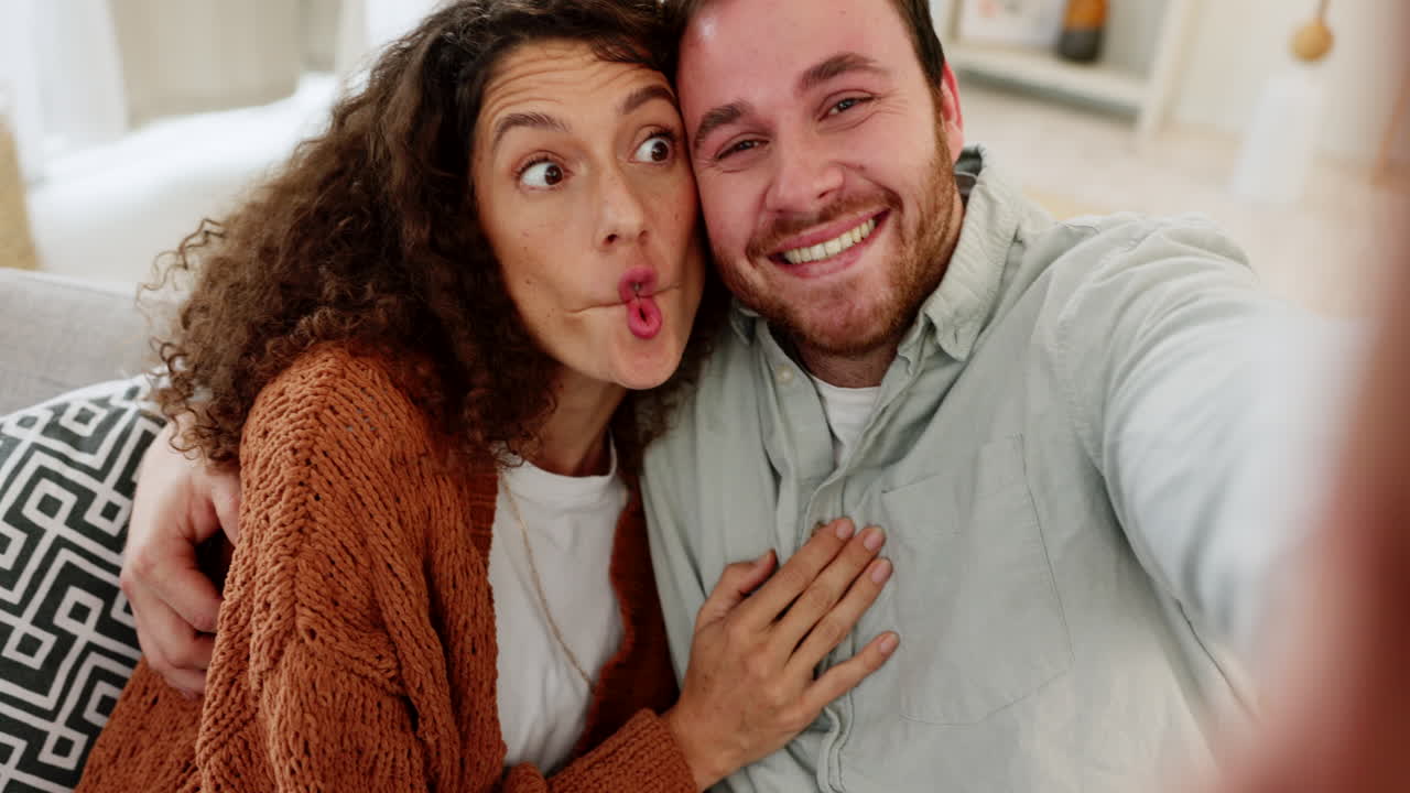 selfie, relajarse y pareja en el sofá juntos