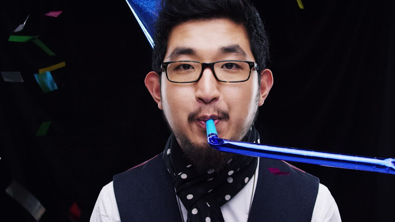 파티 과 콘페티로 축하하는 남자