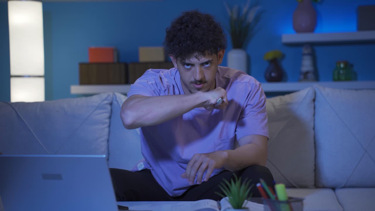 adolescente psicópata con un cuchillo en la cámara.