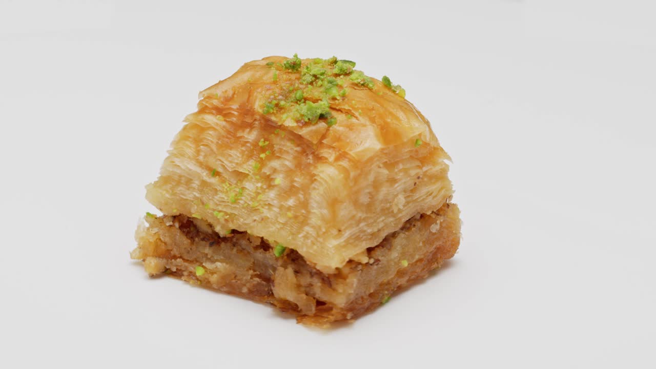 postre de baklava en un fondo blanco rotativo aislado