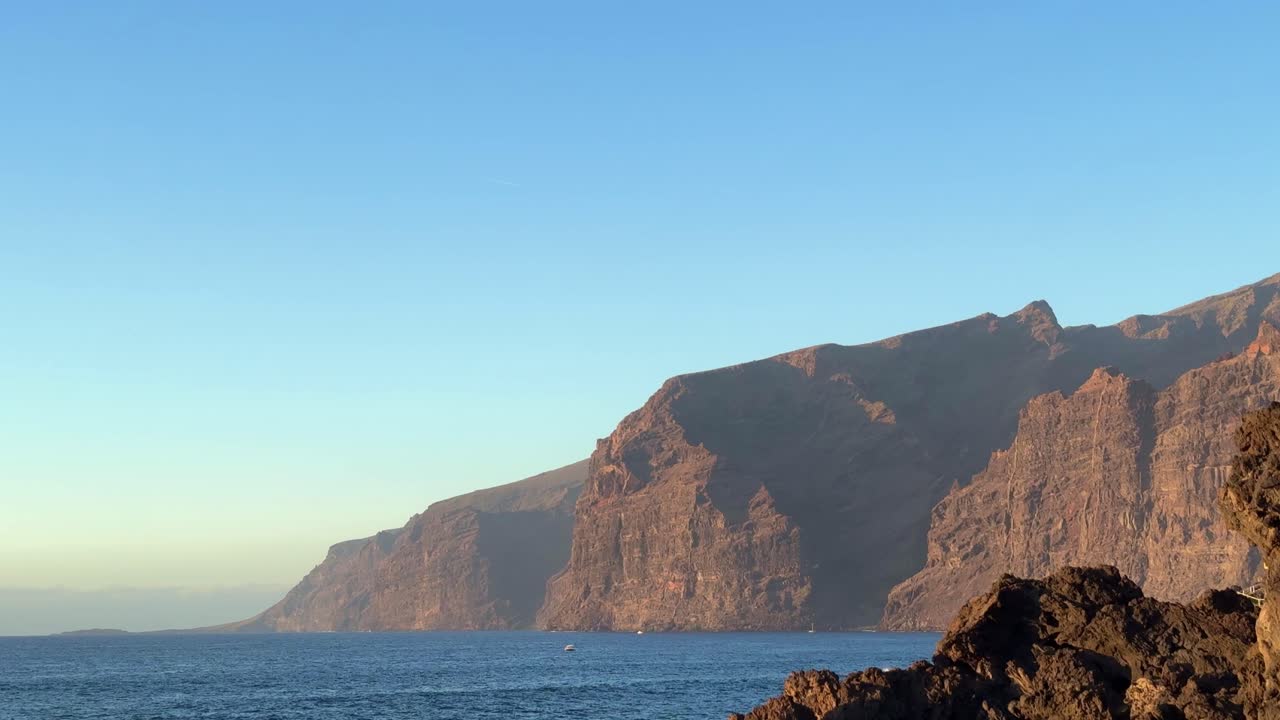 Acantilados de Los Gigantes a Tenerife, Isole Canarie, meta turistica